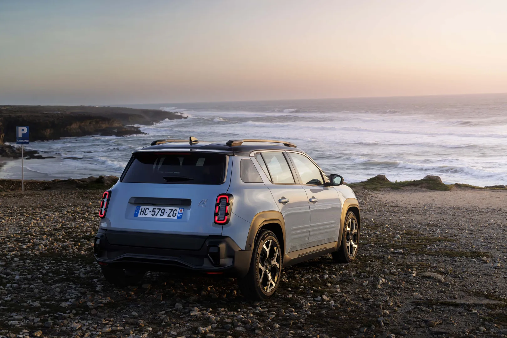 르노 4 E-Tech 차량 이미지