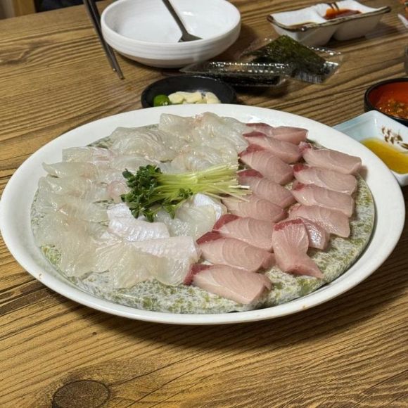 바가지 요금을 지적받은 횟집 사장이 손님의 불만에 욕설로 응대했다는 사연이 올라왔다. 사진은 해당 횟집의 회 모습. [사진=온라인 커뮤니티 '보배드림']