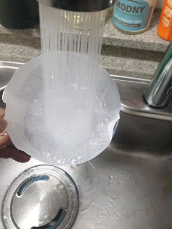 수전에서 떨어지는 물을 드리퍼에 받고 있다.