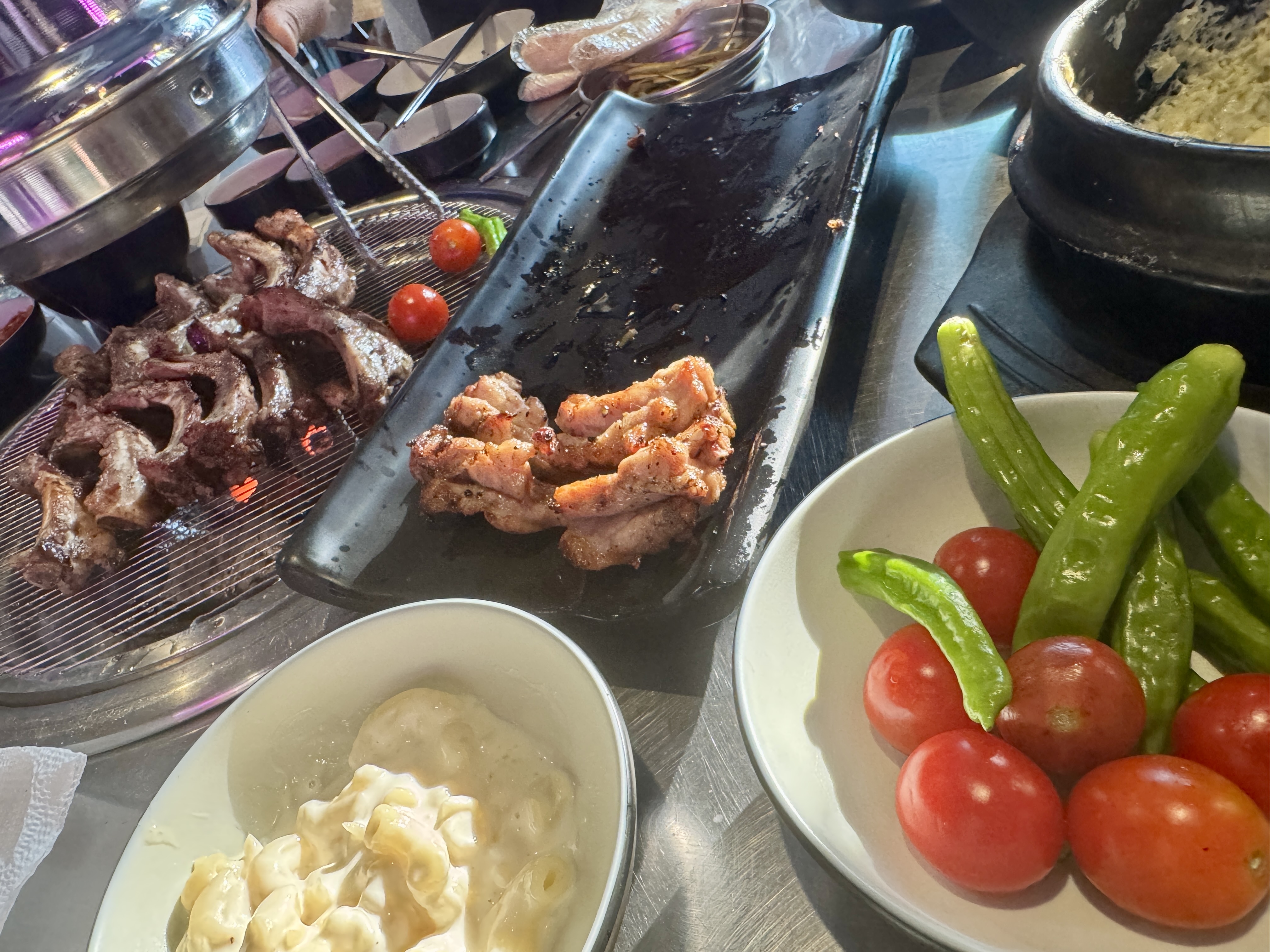 강남 쪽갈비 논현점 숯불에 굽는 초벌 쪽갈비&amp;#44; 불판 위에서 익어가는 장면