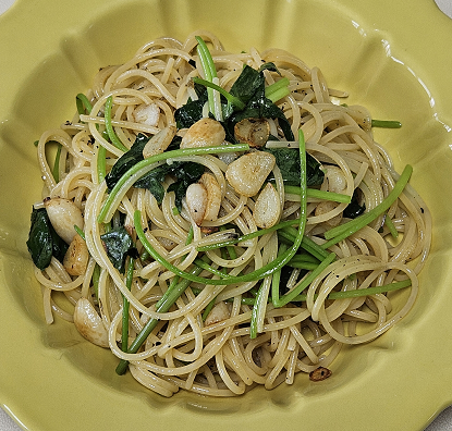 참나물, 마늘을 넣고 오일에 볶은 파스타 한 접시
