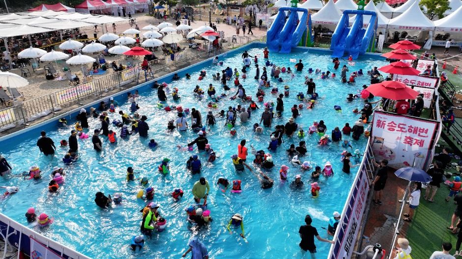 송도 해변 축제 행사장 전경과 사람들