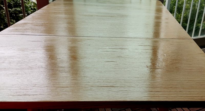 첫번째 바니쉬를 바르고 난 후로 빛이 비치면 살짝 올록볼록한 부분이 보임