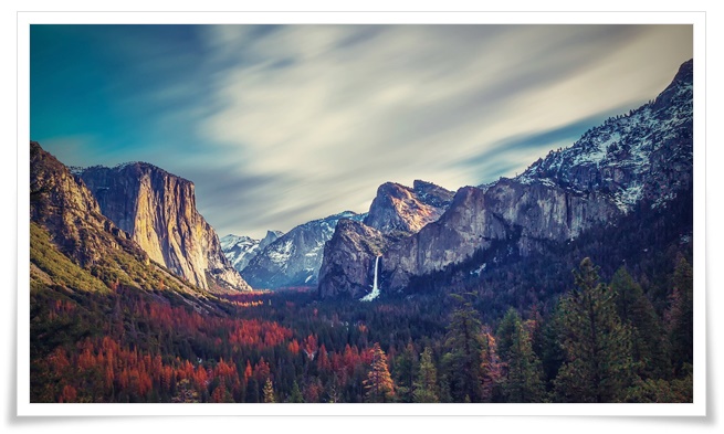 전체적으로 왼쪽으로는 회백색의 화강암 절벽과 중앙에 멀리 폭포가 보이고 오른쪽으로는 장엄하고 거대한 산세의 고요한 전경