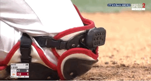 2026 KBO 피치컴 무선 통신 장비 작동하는 장면