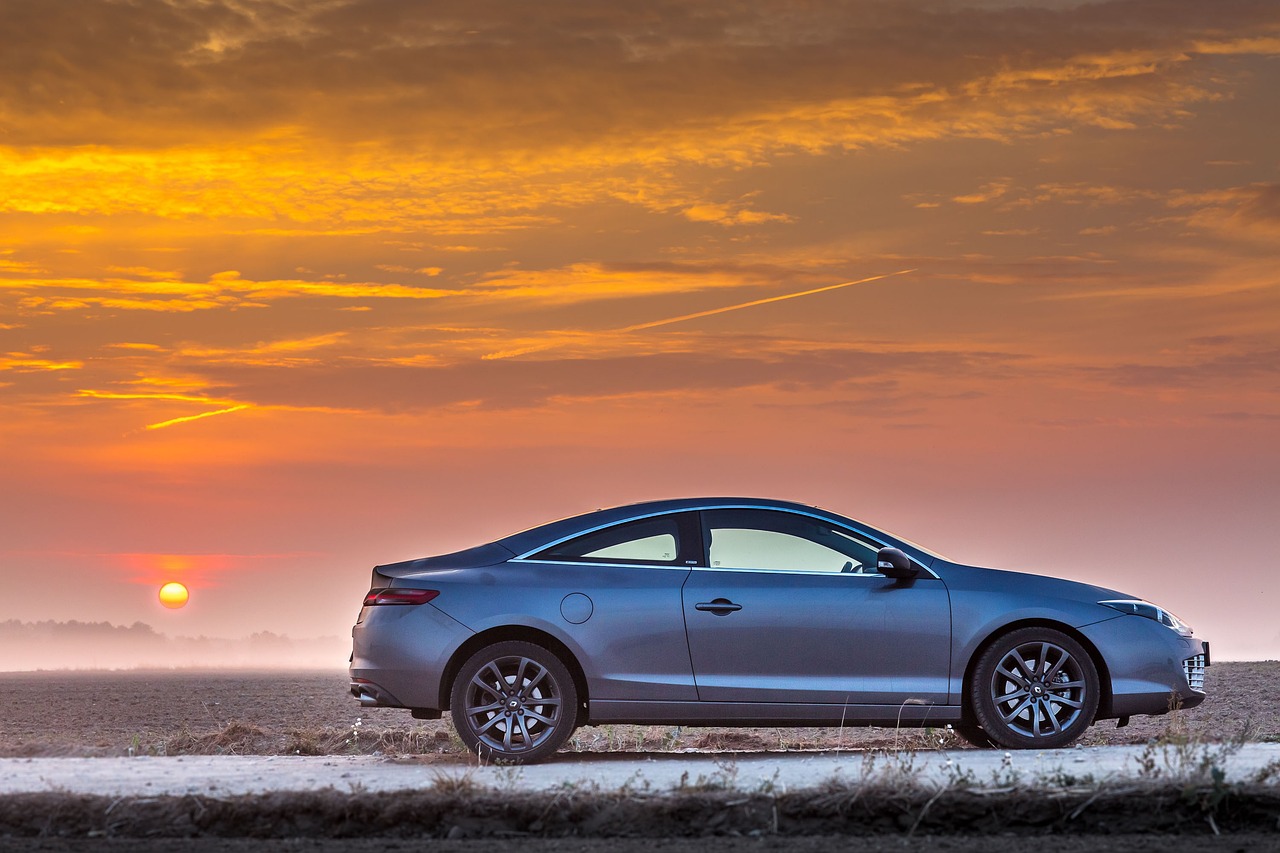 노을을 배경으로 한 2도어의 쿠페