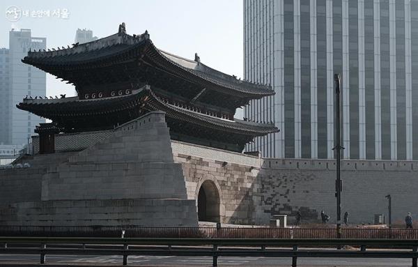 서울역에서 시청역 가는 길에 마주하게 되는 숭례문. 이처럼 과거와 현재가 어우러진 모습은 서울의 또 다른 매력이 아닌가 싶다. ⓒ김아름