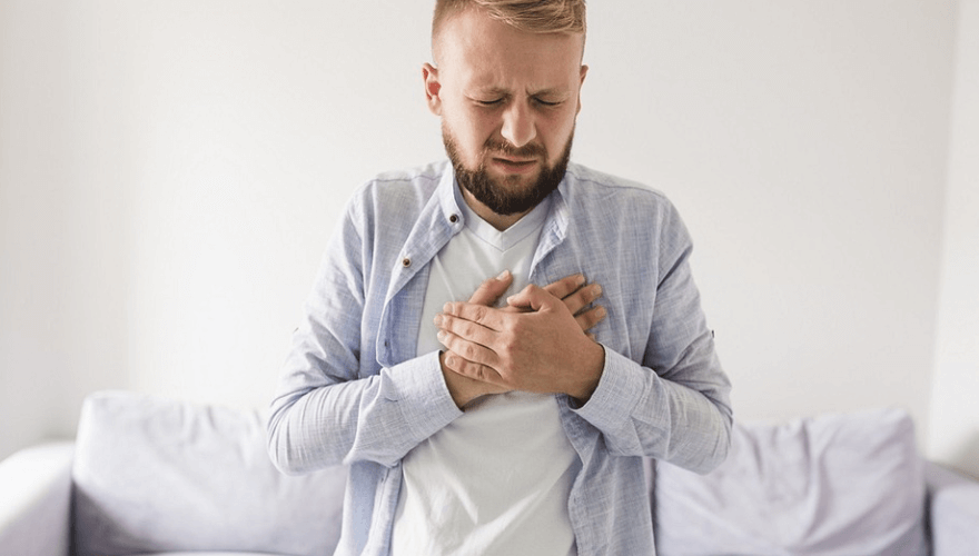 입안이 쓴 이유가 되는 역류성 식도염으로 고생하는 남자