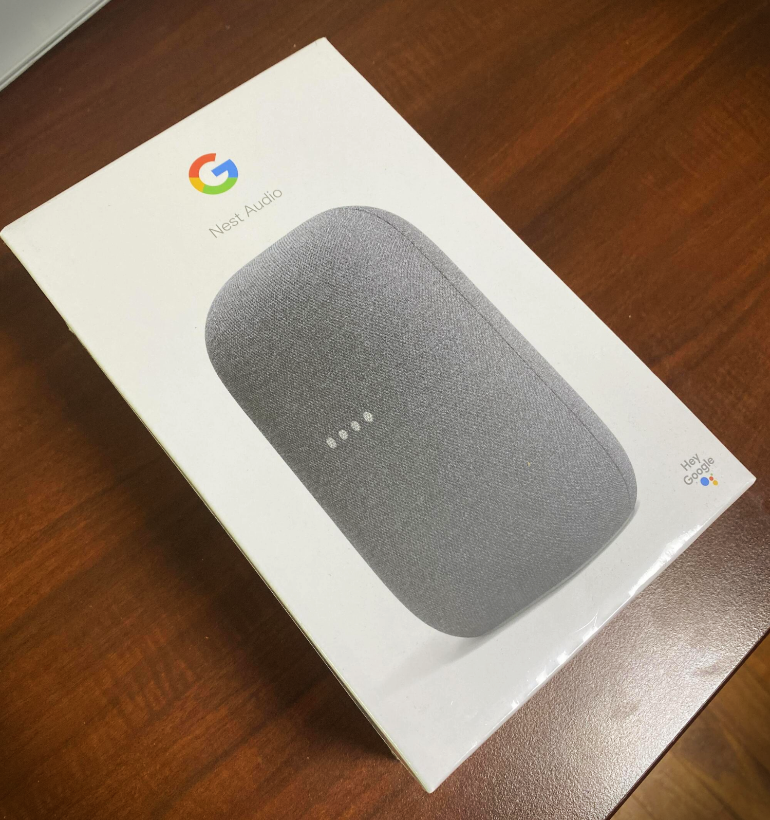 구글 네스트 오디오 박스 전면. 박스 전면에 스피커 모습이 출력되어 있다. 스피커는 둥근 직육면체 모양이다.