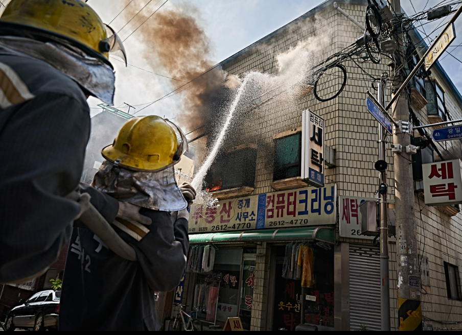 영화 소방관 화재현장에 화재진압 중인 대원의 모습