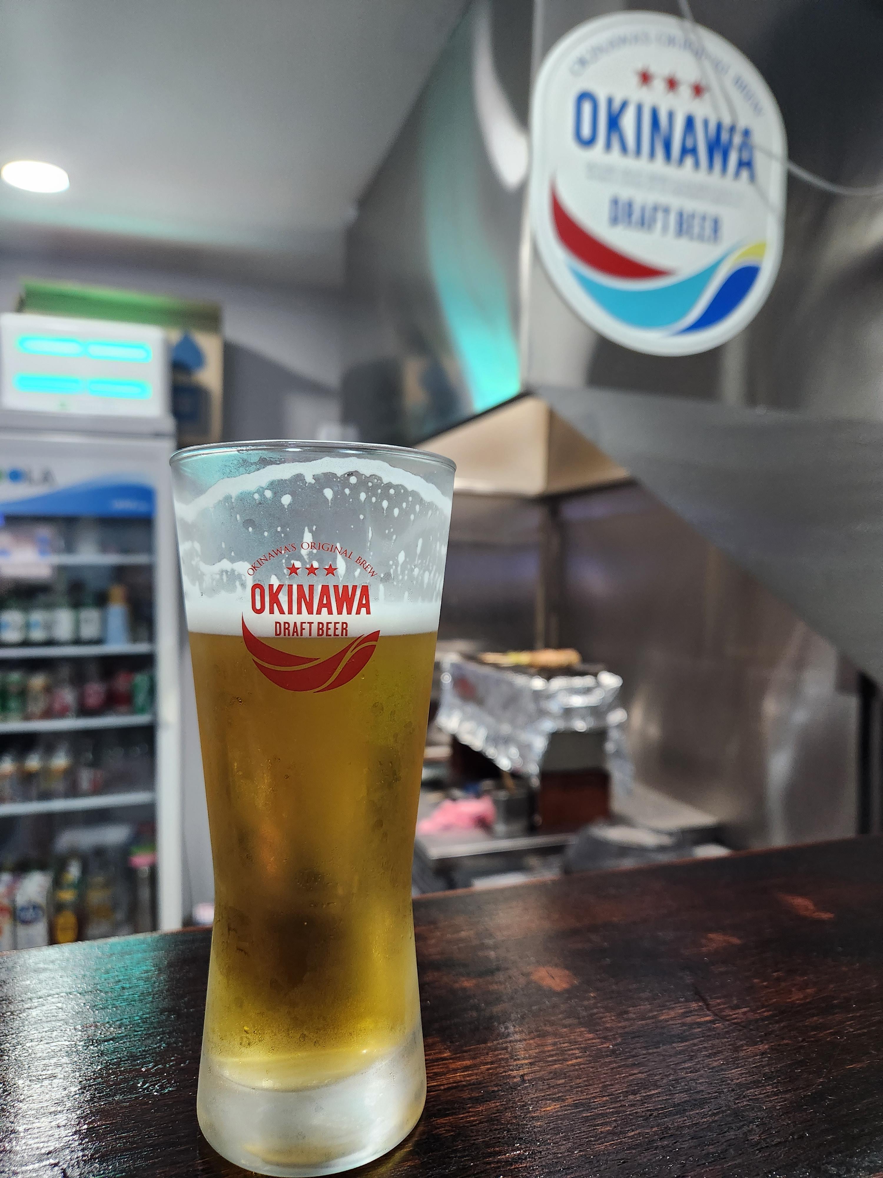 시원하게 따라낸 오키나와 생맥주, 투명한 잔에 담긴 맥아의 풍미