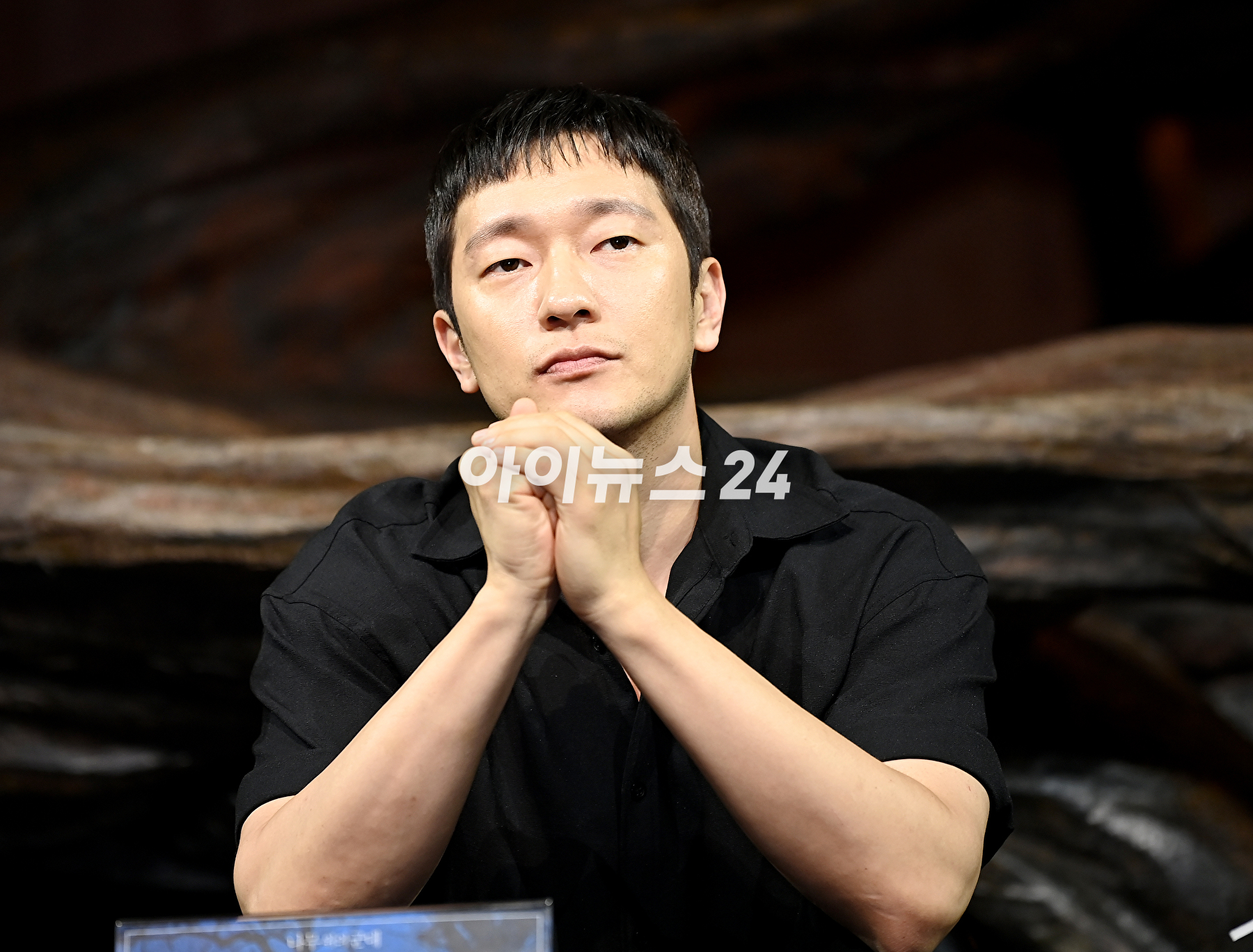 배우 손석구가 27일 오후 서울 강서구 LG아트센터 서울에서 열린 연극 &#39;나무 위의 군대&#39; 기자간담회에서 질문을 듣고 있다. [사진=곽영래 기자]