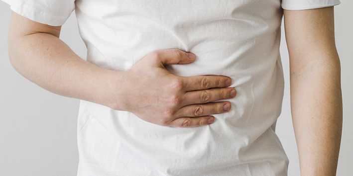 복부를 감싸고 있는 손