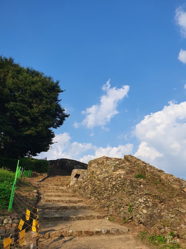 독산성 오르막길