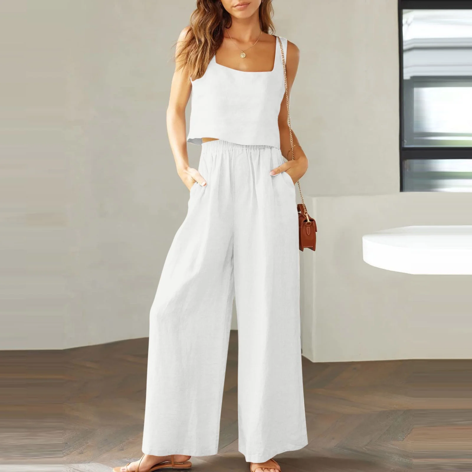 린넨 소재의 셔츠나 팬츠, 슬리브리스 탑과 쇼츠