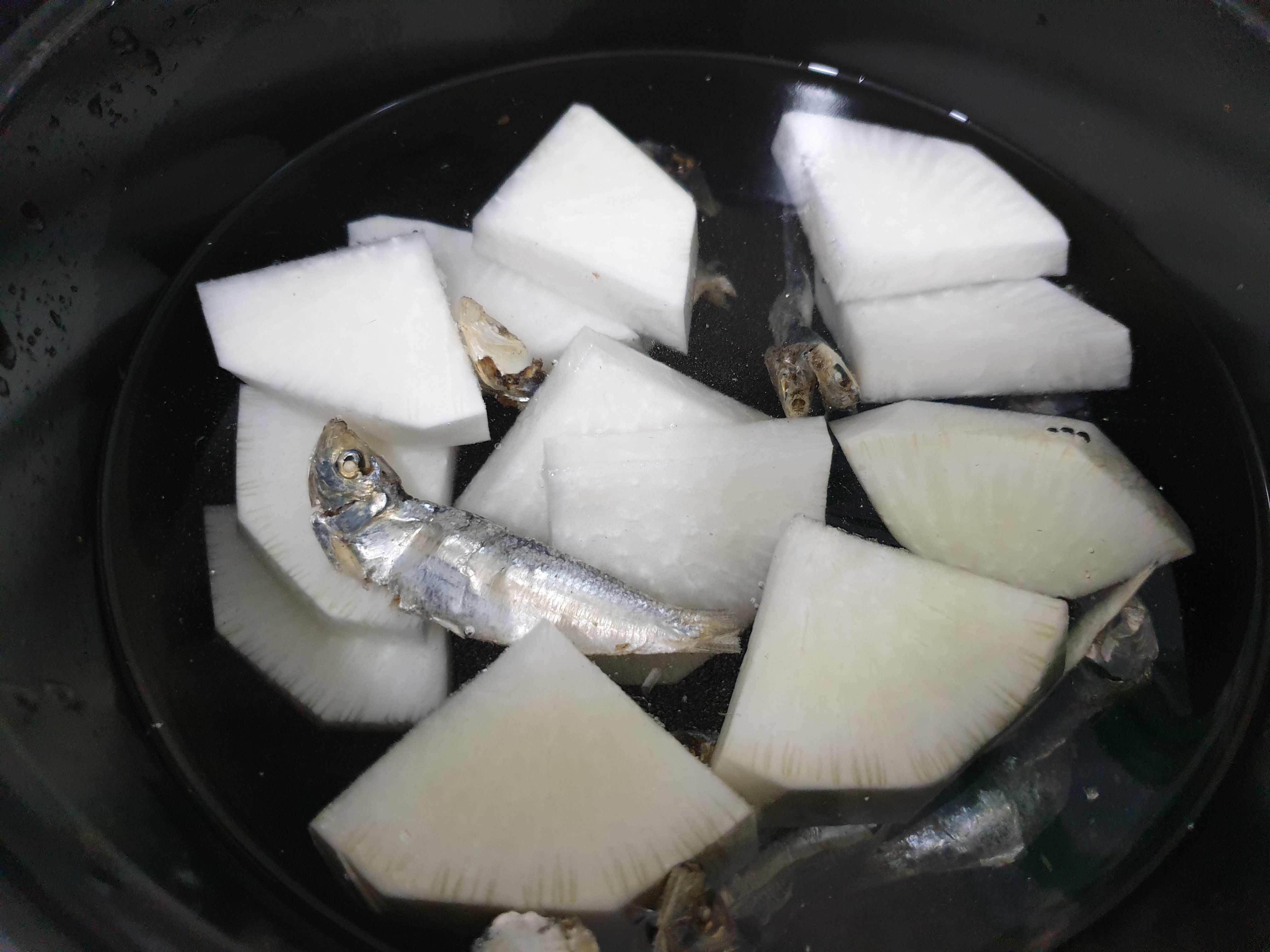 물에 담긴 멸치와 무