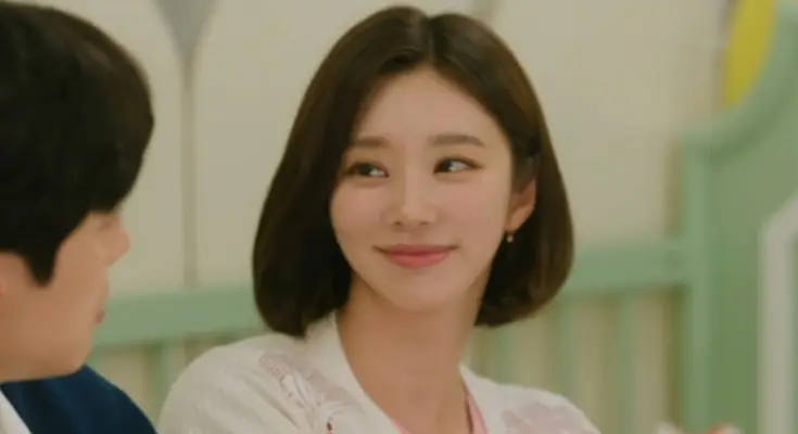 눈물의 여왕- 흰블라우스를 입은 이주빈이 미소지며 상대방을 바라보는 모습