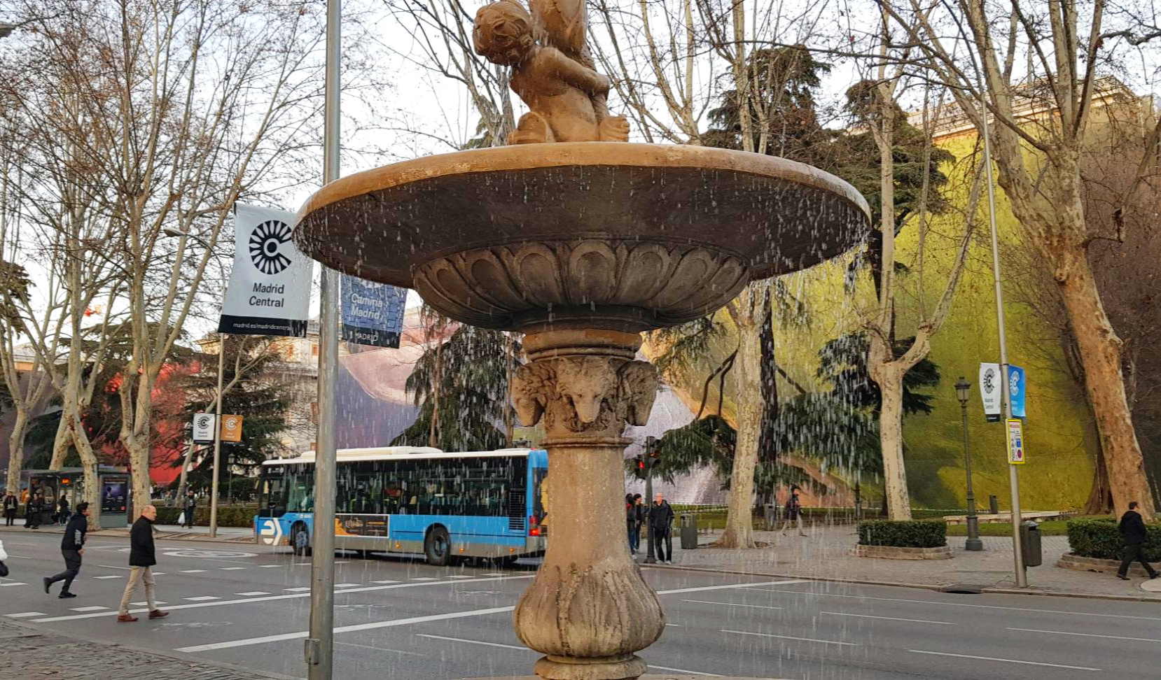 스페인 마드리드 겨울에 뿜어지는 분수