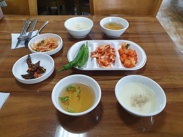 남산-돈가스-기본-반찬