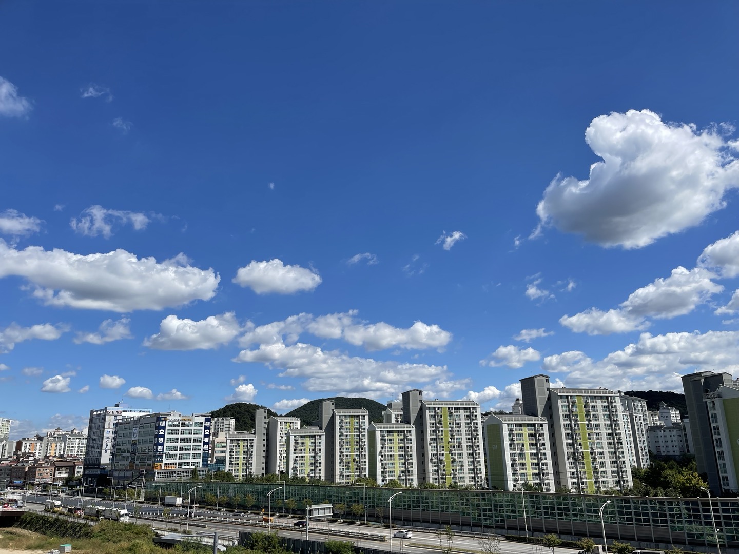 상업용과 주거용건물 사진