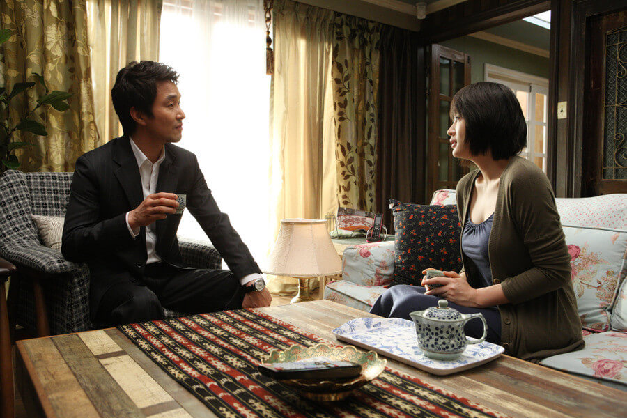 연주의 집에 세를 들기 위해 찾아온 창인과 연주가 함께 거실에 앉아 차를 마시며 대화하는 장면