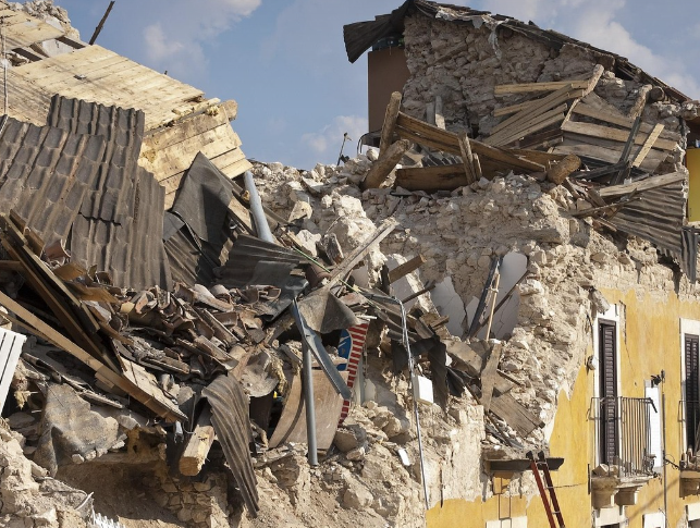 지진으로 무너진 건물사진