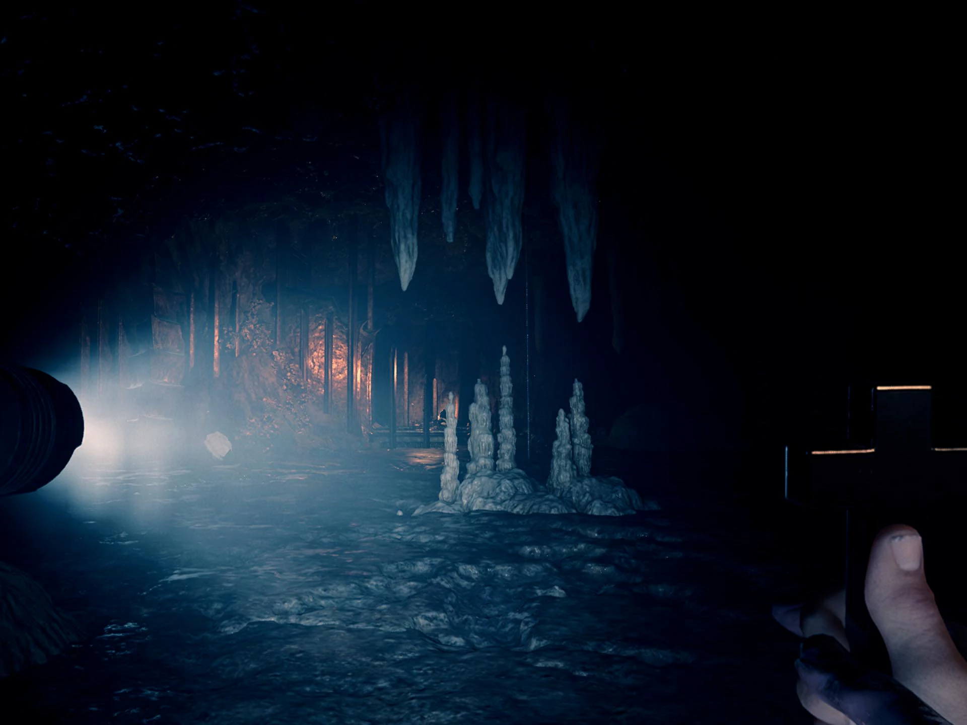 주황색 빛이 나는 장소의 모습