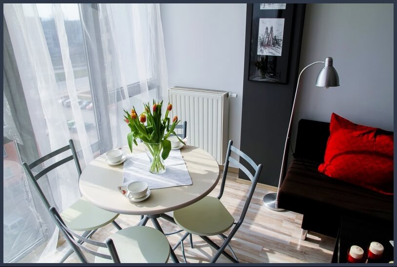 흰색 원형테이블 위 화병