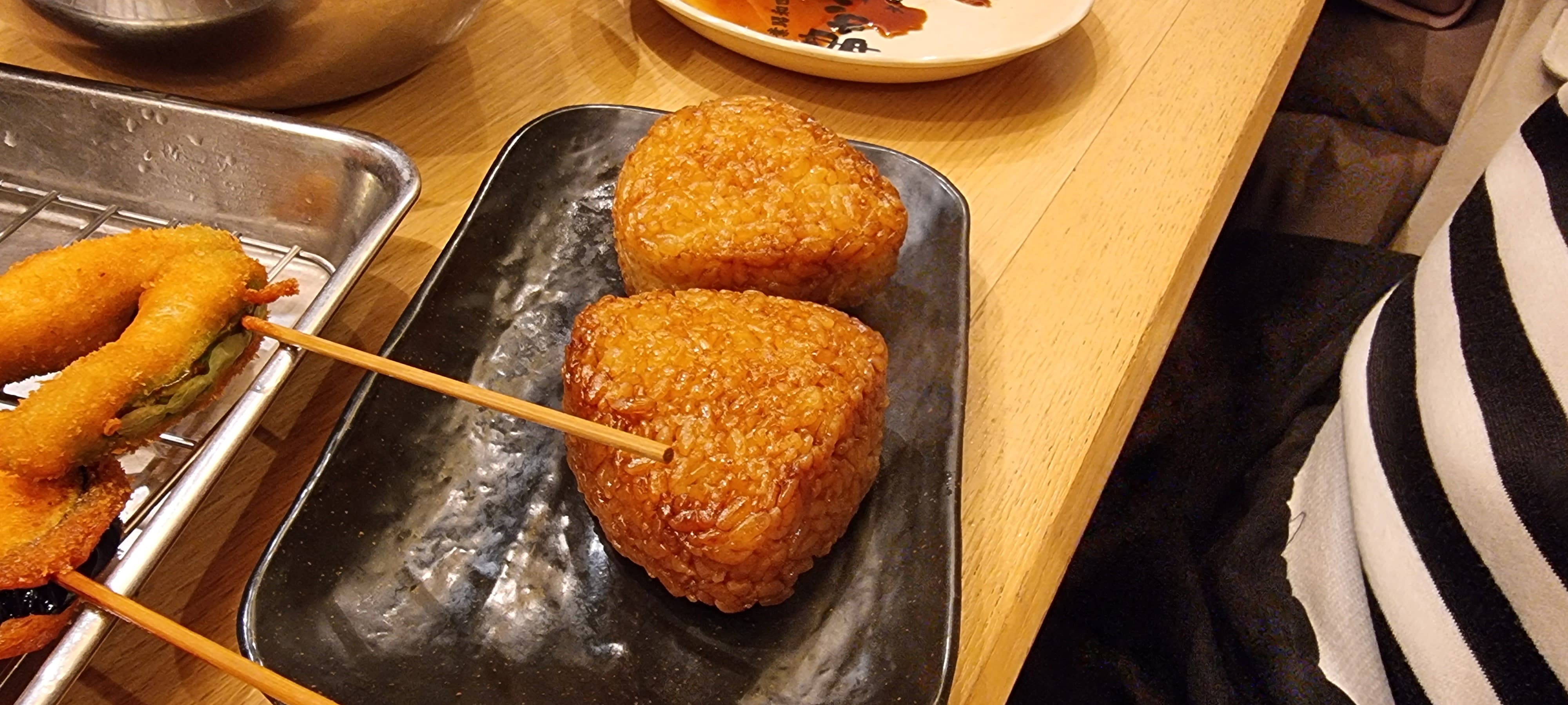 쿠시카츠-다루마-주먹밥