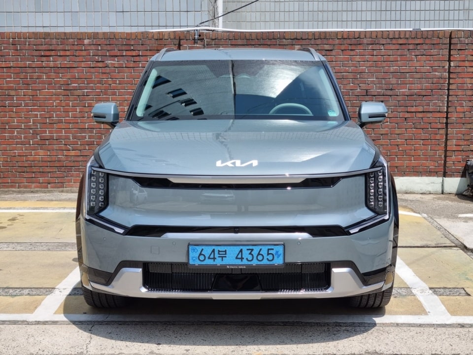 EV9 앞모습입니다.