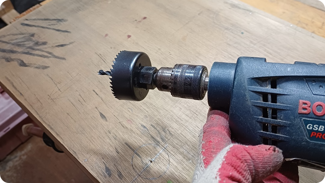 드릴에-홀쏘을-끼워-타공을-준비하는-모습