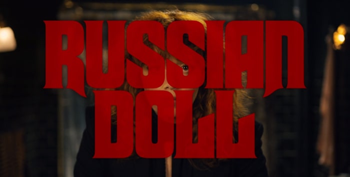 러시아 인형처럼 로고 장면