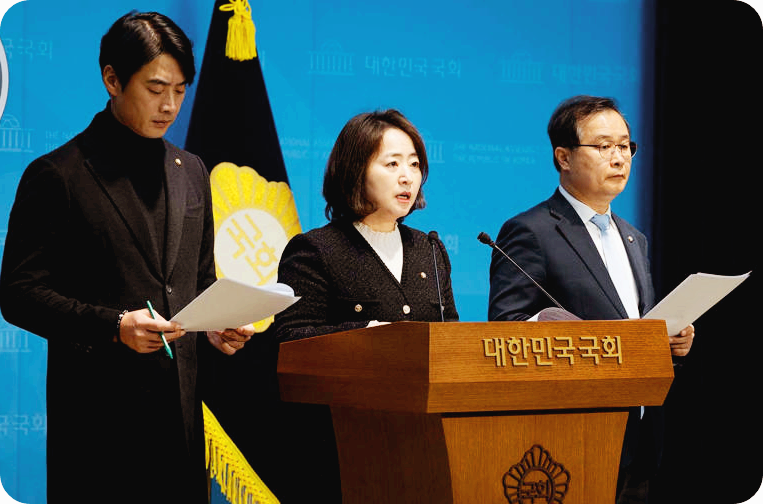 더불어민주당 정치검찰 조작기소대응특별위원회 소속 의원들이 16일 서울 여의도 국회 소통관에서 대장동 사건 정영학 녹취록 조작 정치검찰 규탄 기자회견을 하고 있다. 왼쪽부터 한준호, 이주희, 이건태 의원. [사진= 뉴스1]