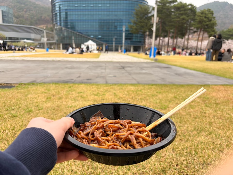 [포토] 만우절 기념 행사 및 벚꽃데이 행사