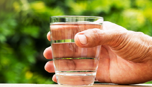 물이담긴-유리컵-들고있는-손