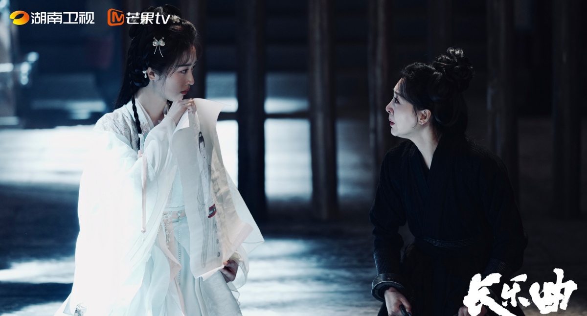 장락곡-등은희와 검은 고대의상 입은 중년여인 이야기 하는 모습