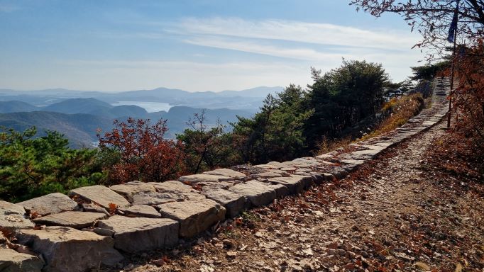 보수 정비 완료된 성곽길 구간 사진 2장,