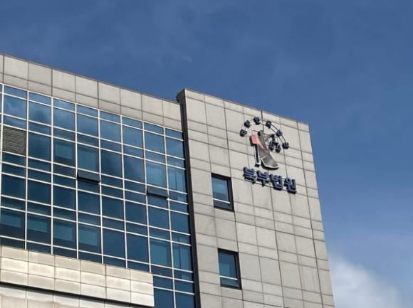 아들에게 징역형을 구형한 검사를 향해 폭언을 하는 등 소란을 피운 50대가 실형을 선고받았다. 사진은 서울북부지법. [사진=뉴시스]