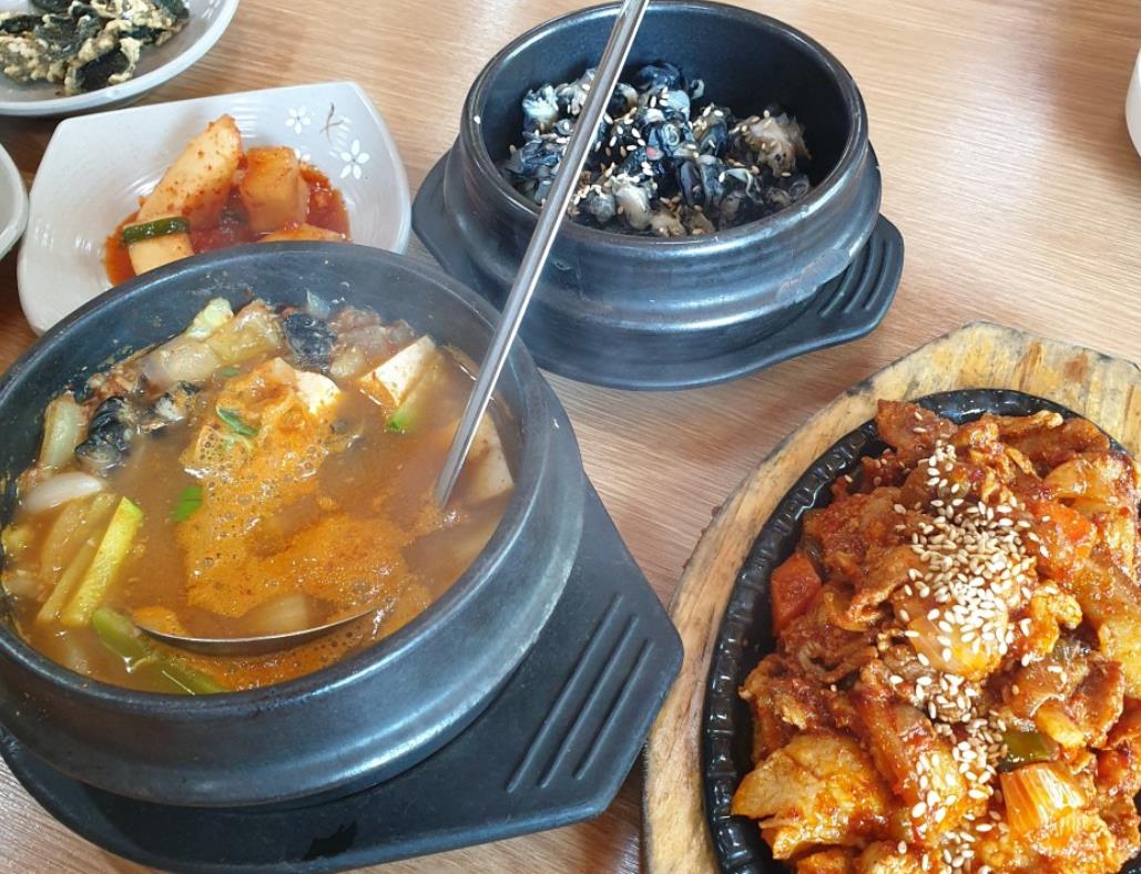 우렁강된장과 왼장찌개,제육볶음이 나온 오늘N 우렁쌈밥정식