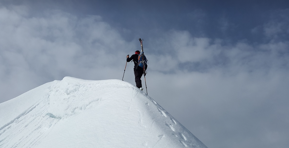 산 정상을 오르는 사람 이미지