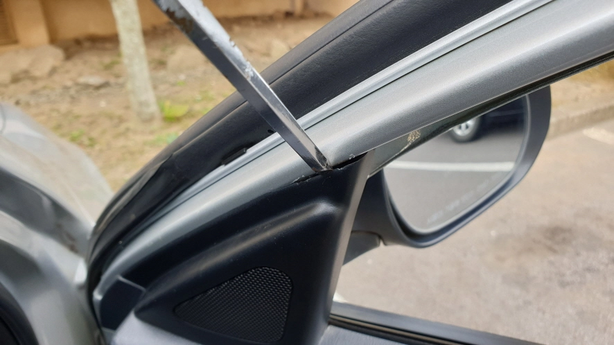 사이드미러 스피커 떼는 모습