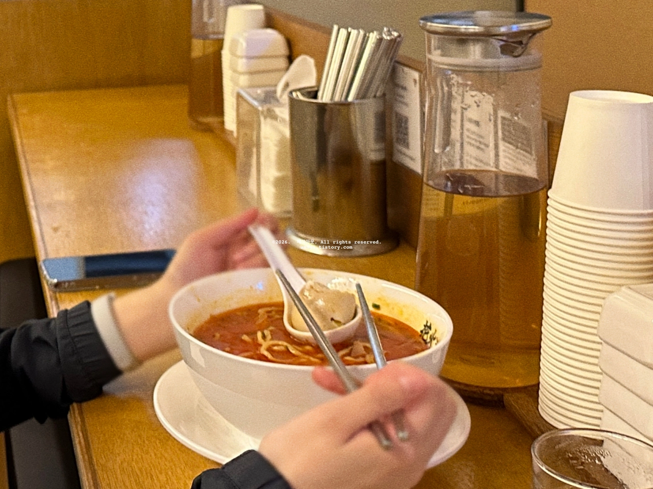 수원 인계동 나혜석거리 일본 라멘 맛집 추천 하나비라멘 식당에서 주문한 카라 미소라멘을 촬영한 사진