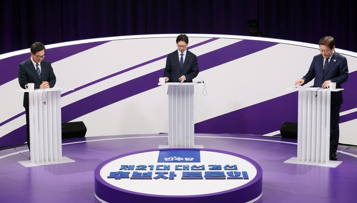 첫 토론서 드러난 공약 차이…민주당 경선, 본격 승부 돌입