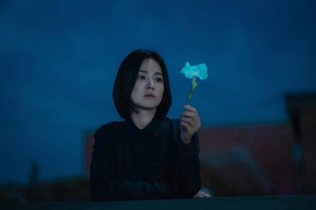 손에든 나팔꽃을 바라보고 있는 송혜교 배우