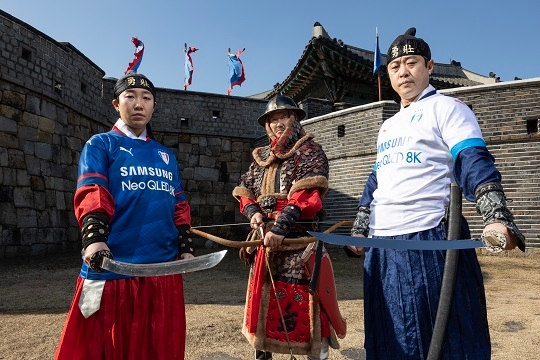 수원의 새 유니폼입니다. &rsquo;블루윙즈(Bluewings)&rsquo; 무늬를 배경으로 제작했습니다.