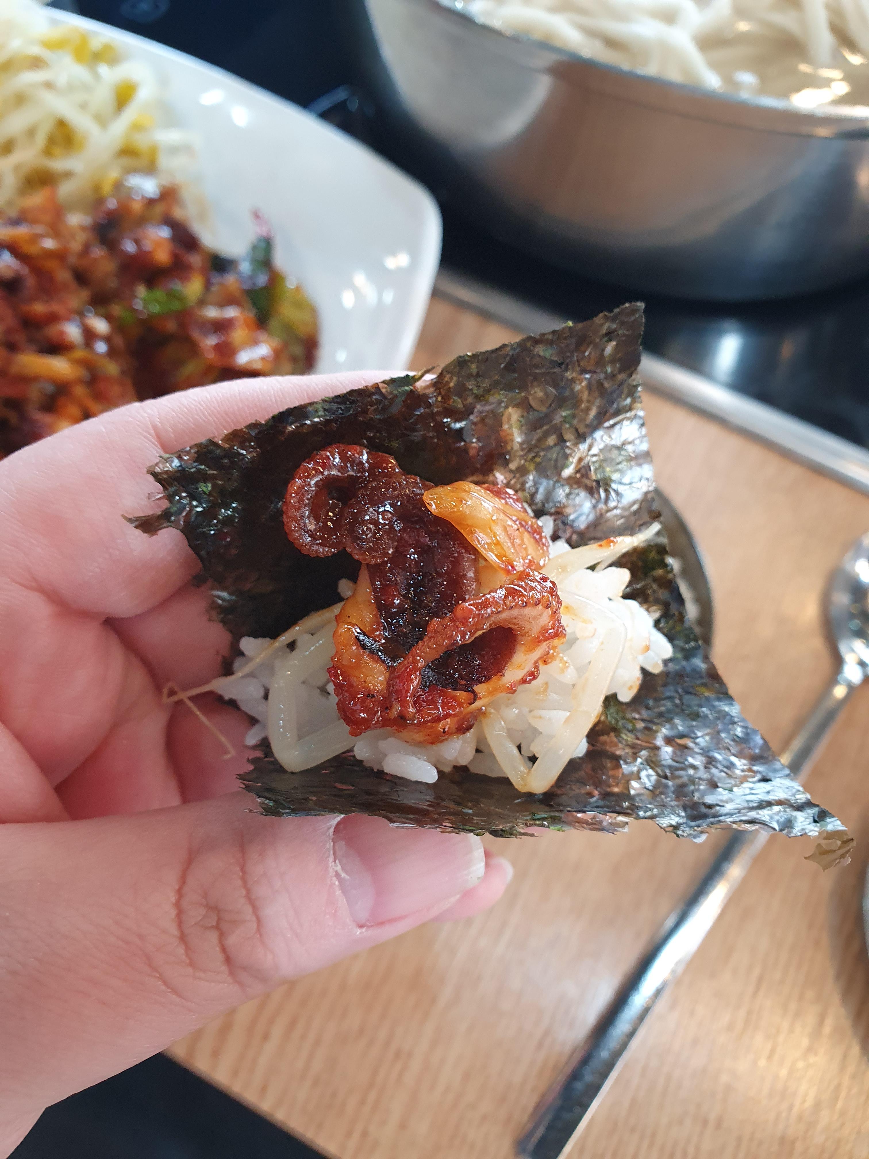 쭈꾸미 볶음은 이렇게 김에 싸먹어야 제맛!