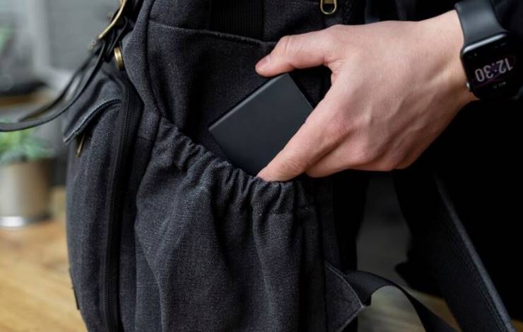 가방에 지갑을 넣는사람