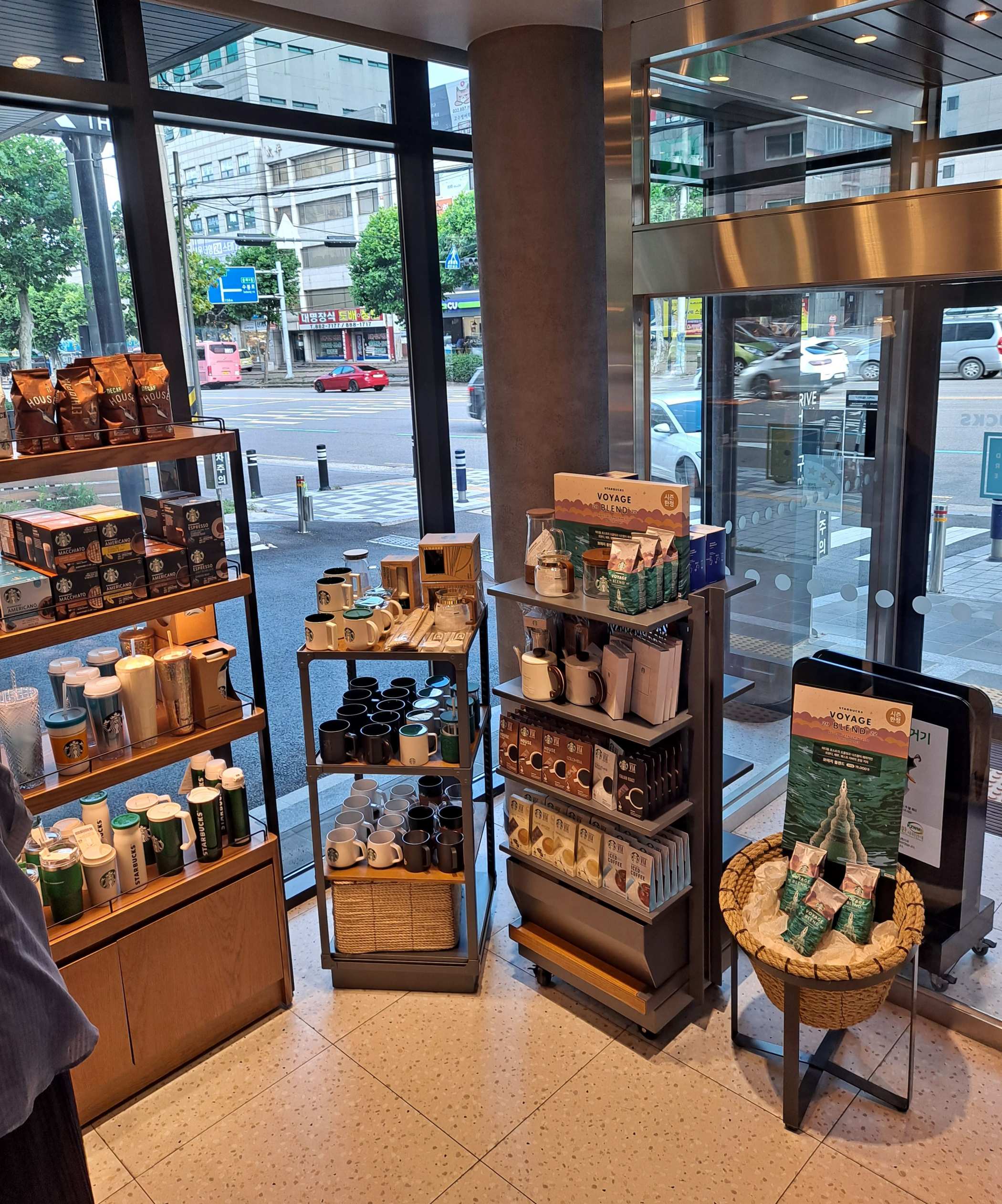 스타벅스 1층 MD상품매대