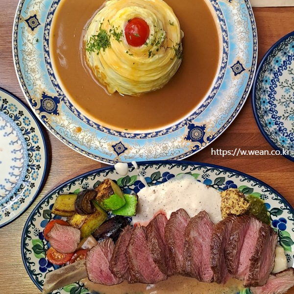 오므라이스와 소고기가 놓여 있습니다.