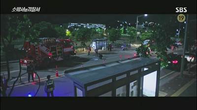 교통사고 현장에 경찰과 소방관이 함께 출동을 하는 사진입니다.